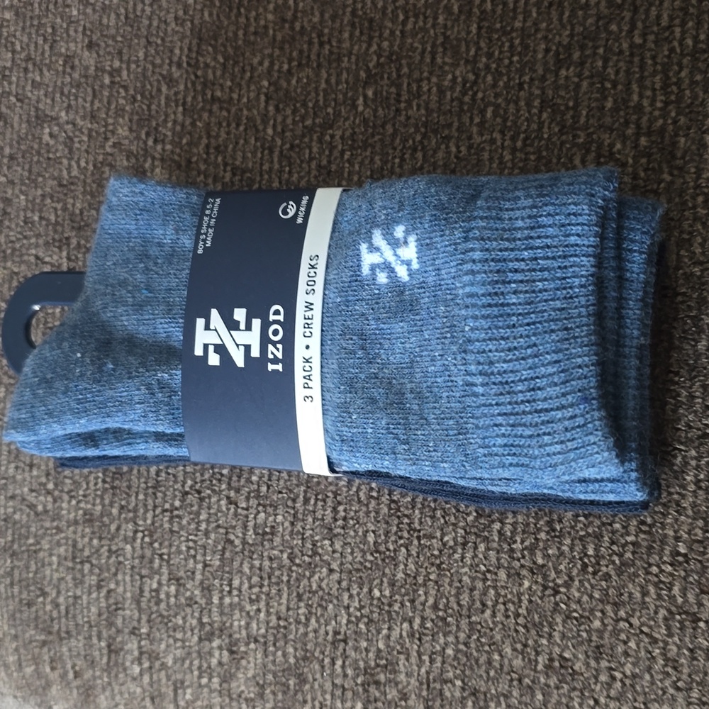 IZOD BRAND BOYS 3 PACK BLUE CREW SOCKS FITS BOYS SHOE SIZE 8.5-2